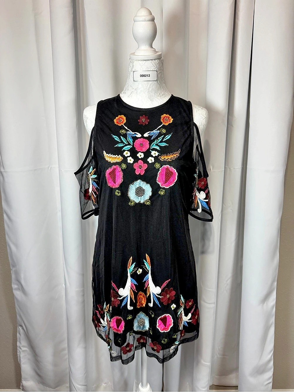 Kyra Women’s M Black Embroidered Floral Cold Shoulder Mesh Shift Dress